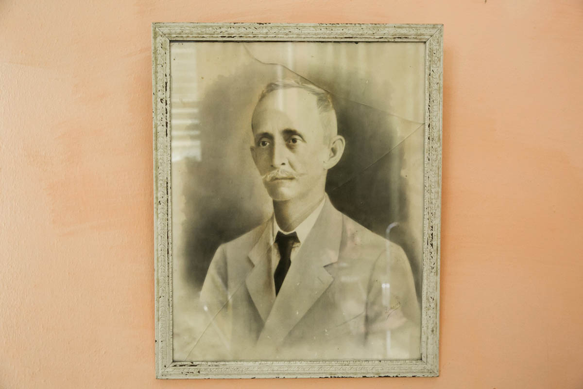 A portrait of Col. Ángel Castillo y Quesada hangs on the wall of the Castillo family home in Camagüey. He was the son of Ángel del Castillo Agramonte, the general who fell in battle fighting for independence from Spain, who has a monument in Lázaro López.