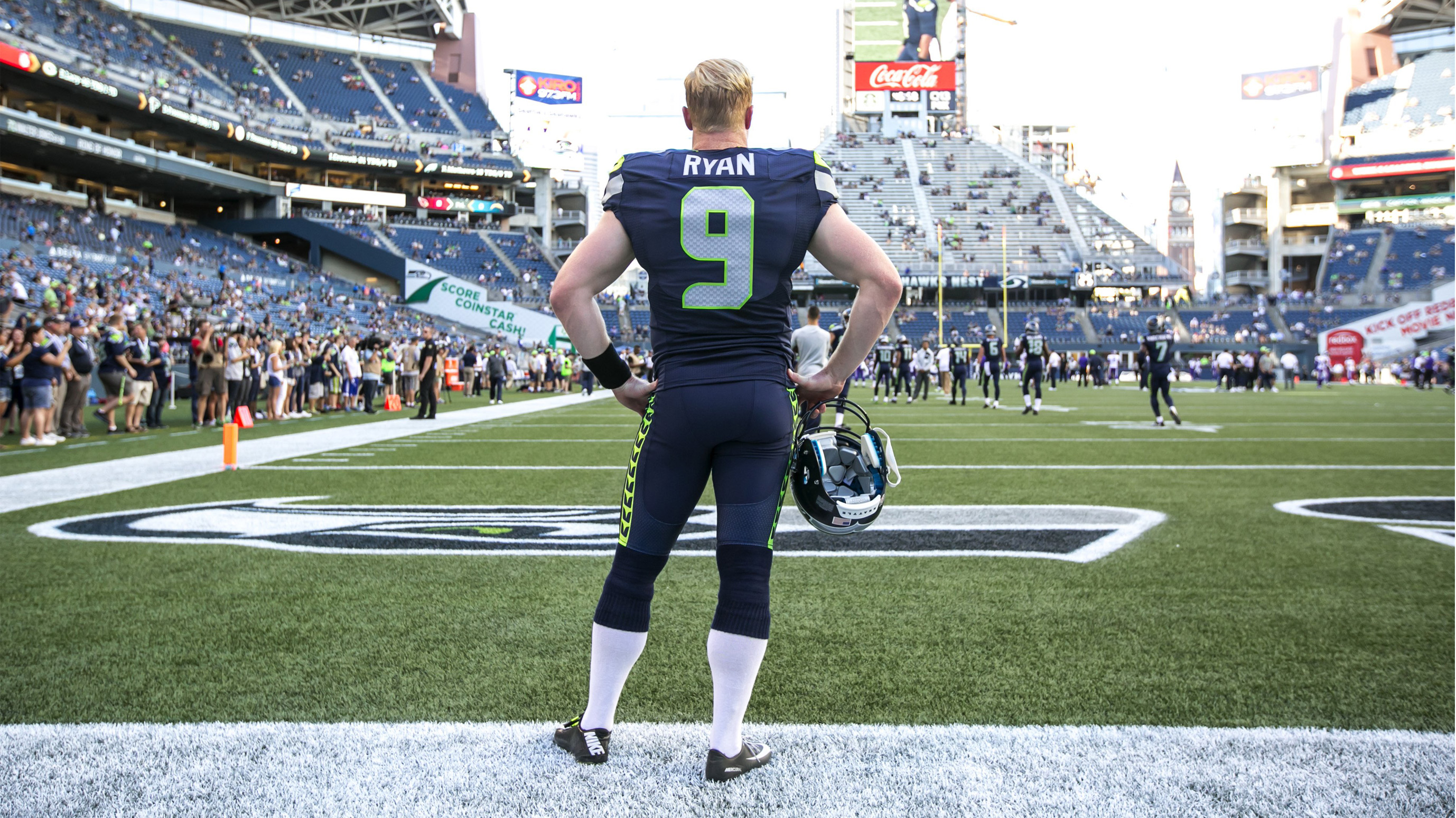 PsBattle: Seahawks' punter throwing a touchdown pass : r