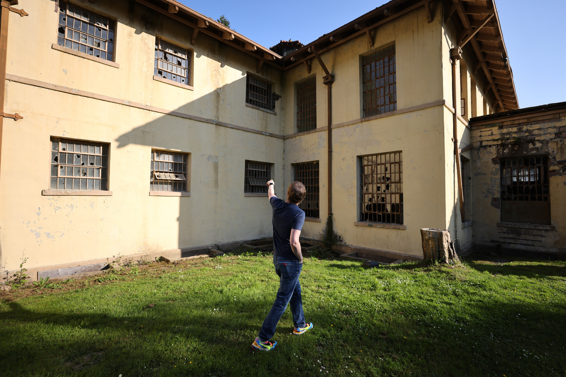 <p>Horne walks around a former men’s ward at the Northern State Hospital grounds. (Karen Ducey / The Seattle Times)</p>
